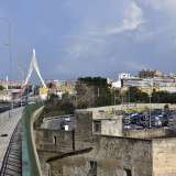 E� una strada ultimamente balzata agli onori della cronaca, visto che � quella che conduce al nuovo ponte Adriatico inaugurato lo scorso 10 settembre. Si tratta di via Tatarella, l�asse nord-sud aperto all�inizio del nuovo Millennio. Fin qui nulla di particolare, se non fosse che al di sotto di questa strada sopraelevata si apre un �mondo� nascosto agli occhi dei passanti